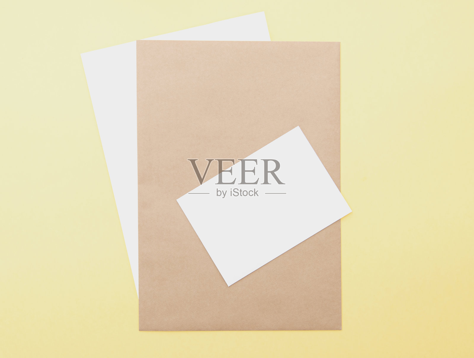 用黄色背景上的棕色和白色空白表组成，布局与文本空间，俯视图照片摄影图片