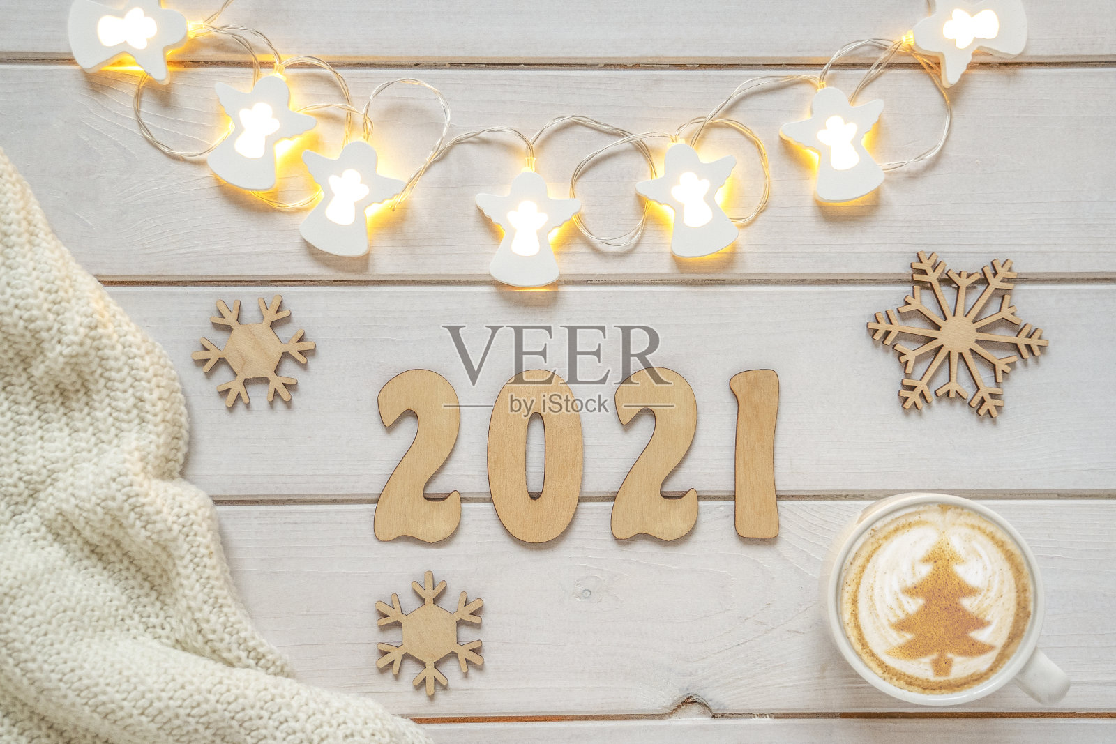 平铺着木制数字的2021年新年，雪花和花环在白色的木头背景。照片摄影图片