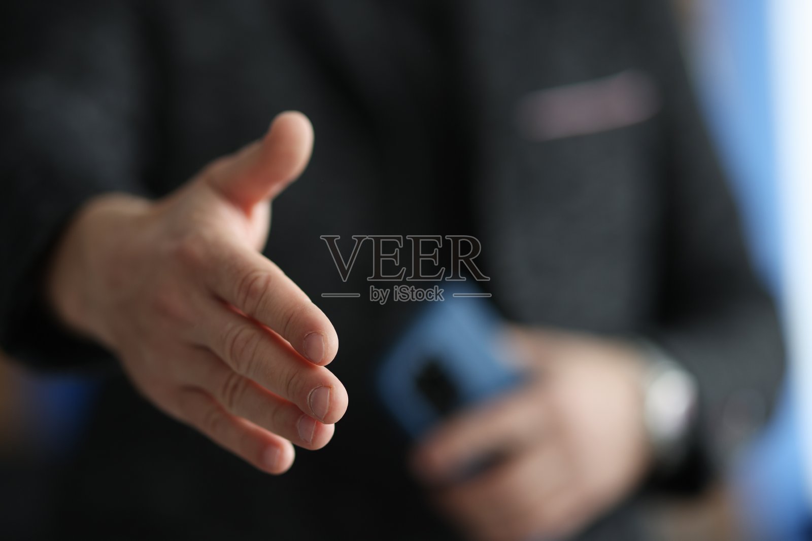 一名男子伸出手准备握手特写照片摄影图片