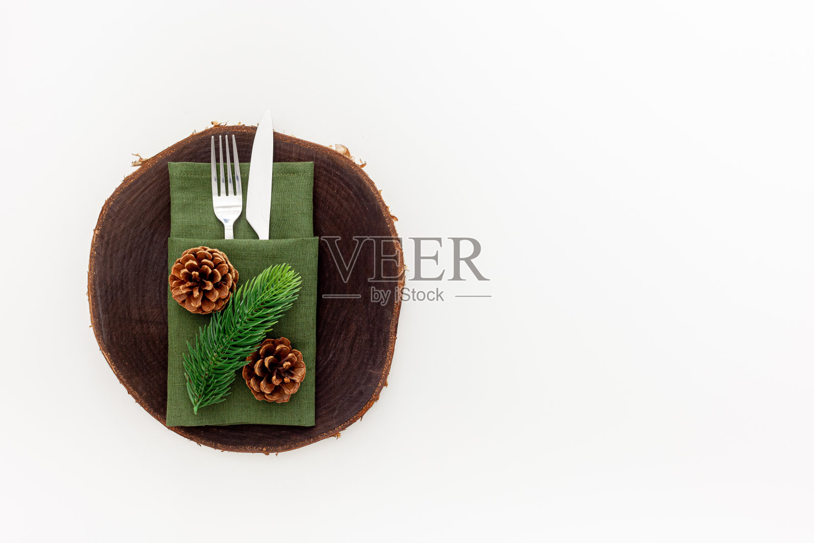 圣诞餐桌设置与冷杉树在白色的背景照片摄影图片