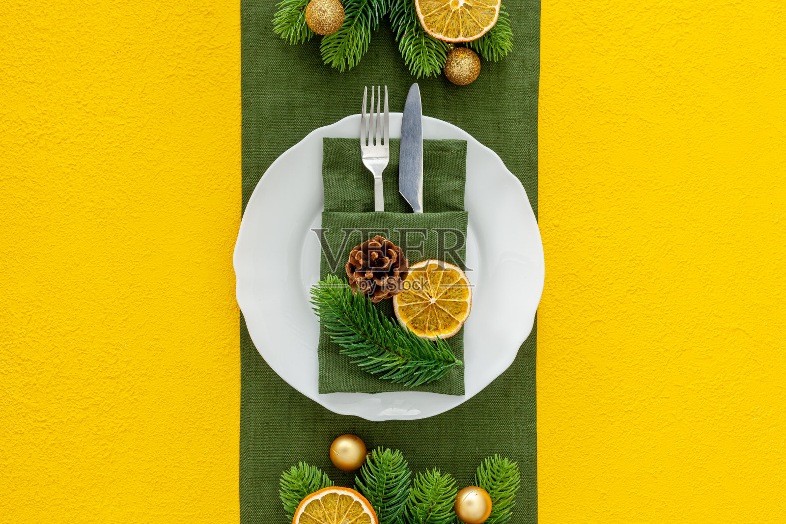 新年餐桌摆设，云杉，盘子，餐具照片摄影图片