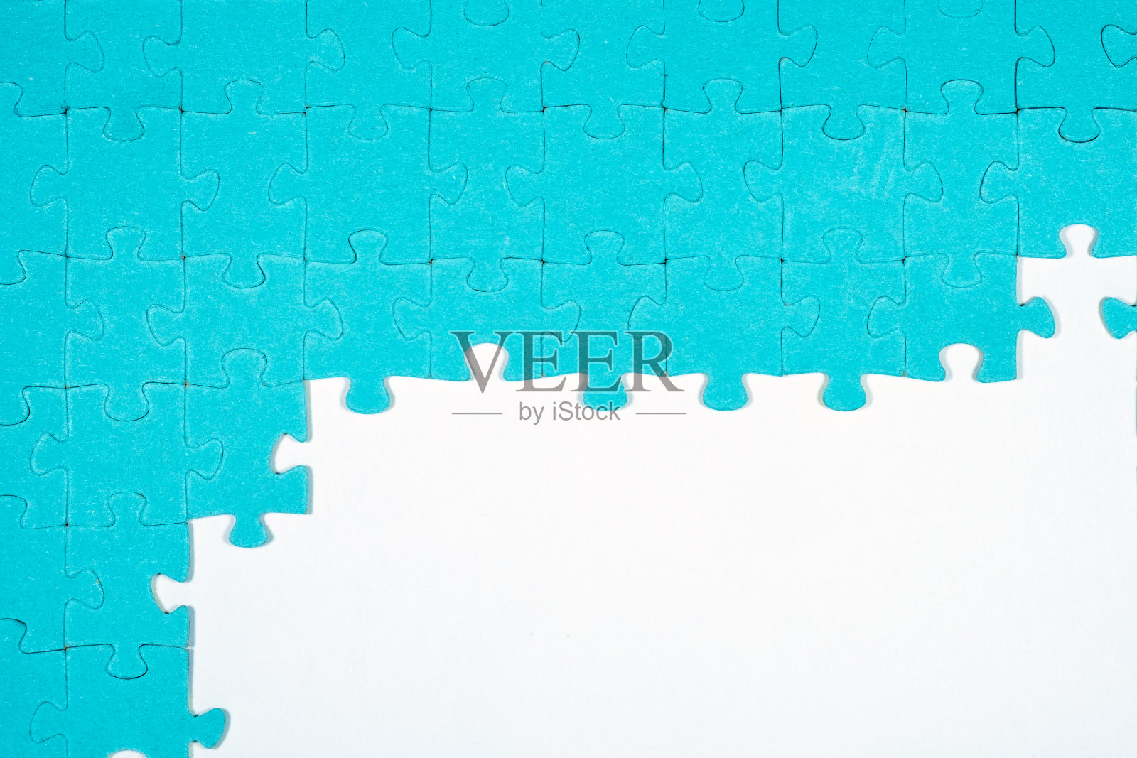 解开谜题拼图。白色背景上的蓝色拼图。照片摄影图片