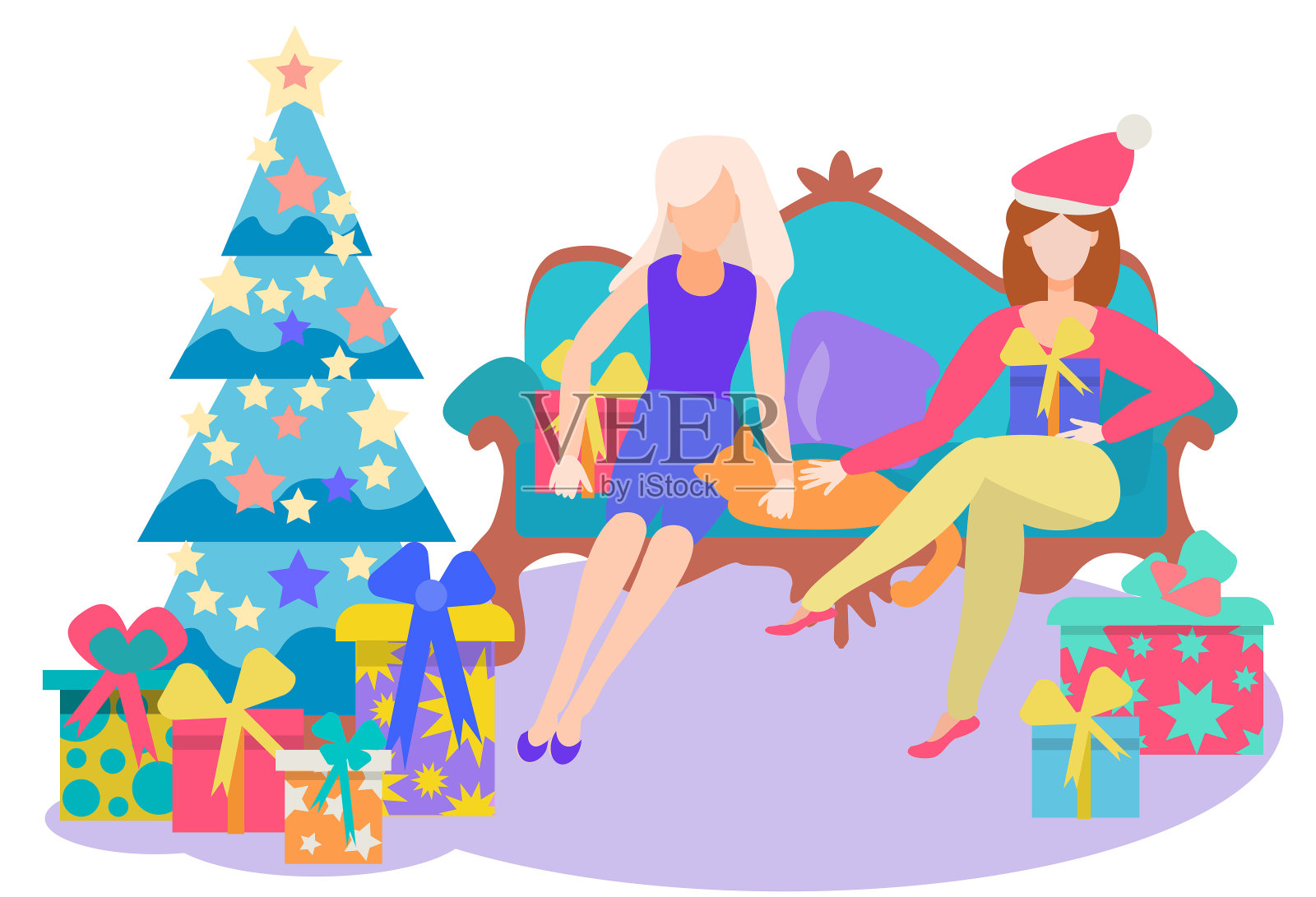 温馨的房间为新年而装饰。年轻的女孩们拿着礼物坐在圣诞树旁边的沙发上。平面风格的矢量插图。插画图片素材