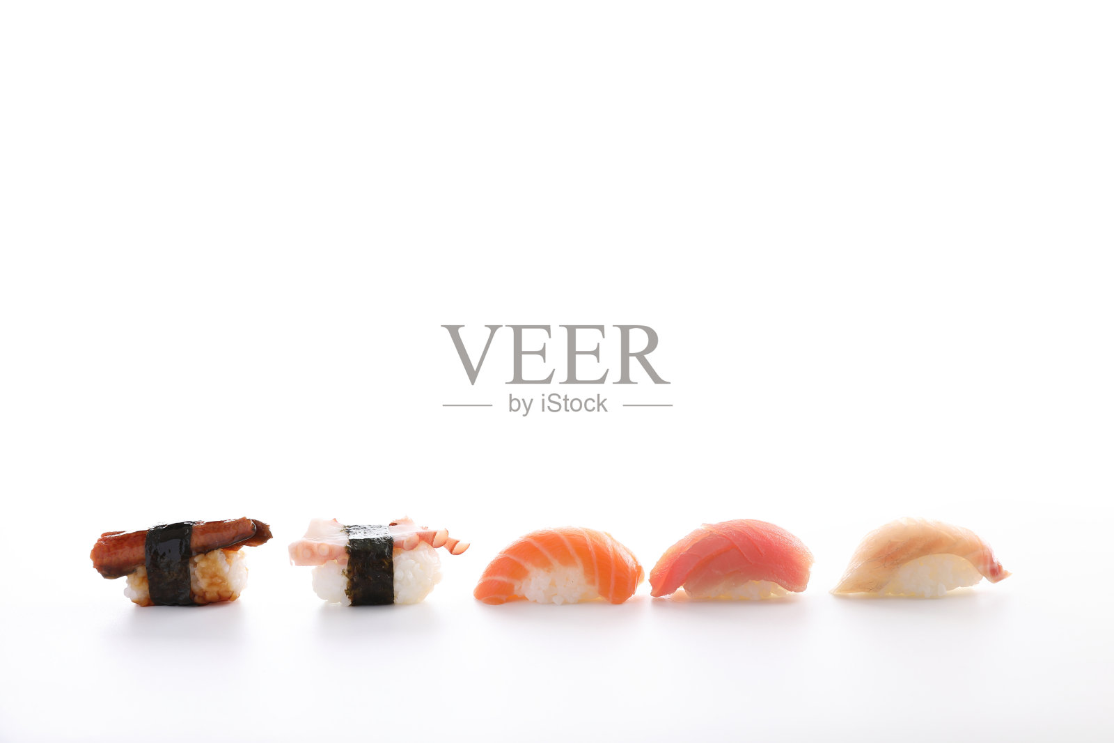 日式寿司拼盘，含三文鱼、金枪鱼、章鱼、鳗鱼和海鲈鱼照片摄影图片