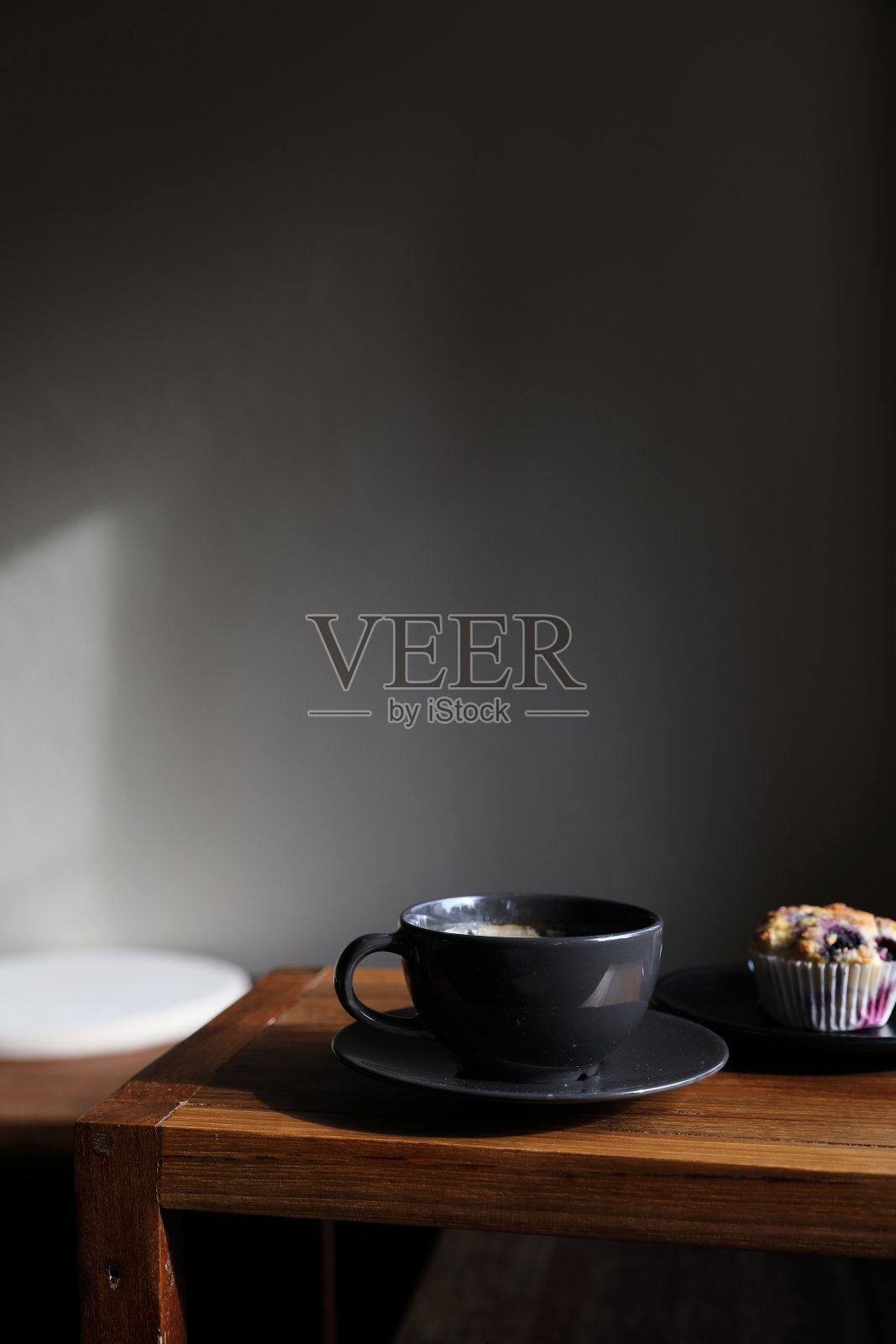 本地咖啡店木桌上的咖啡杯和松饼照片摄影图片