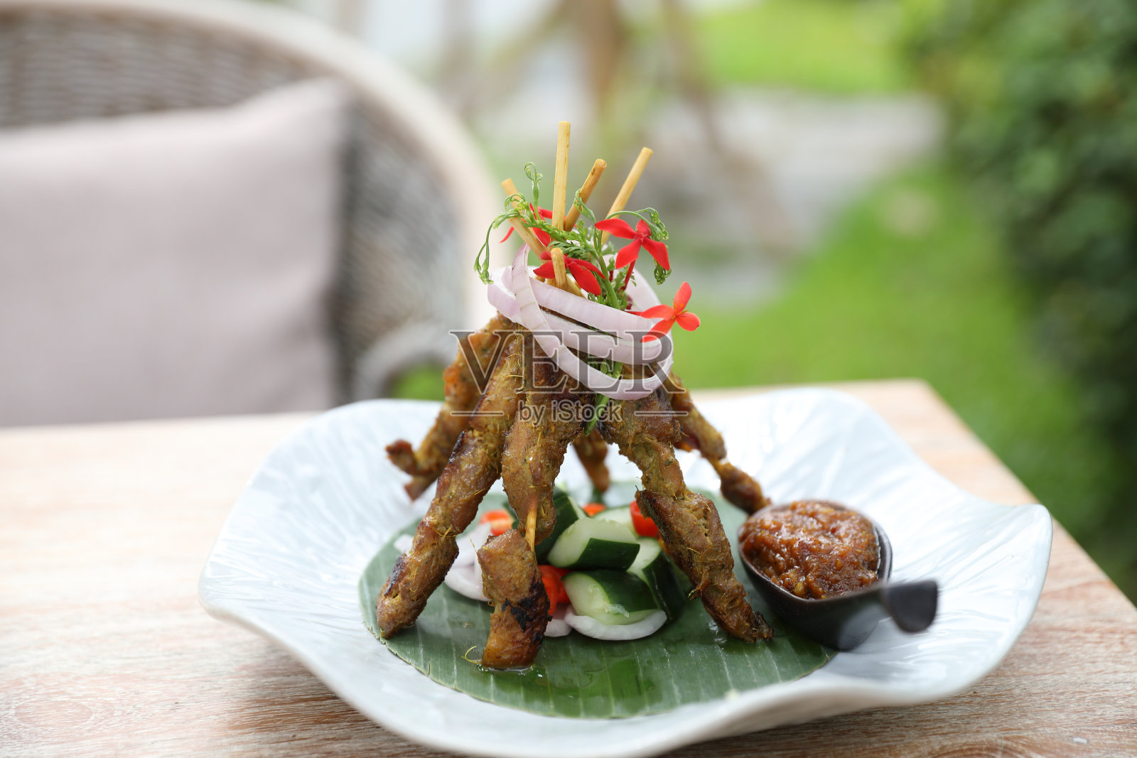 沙茶鸡在深棕色的桌子街头小吃开胃菜照片摄影图片