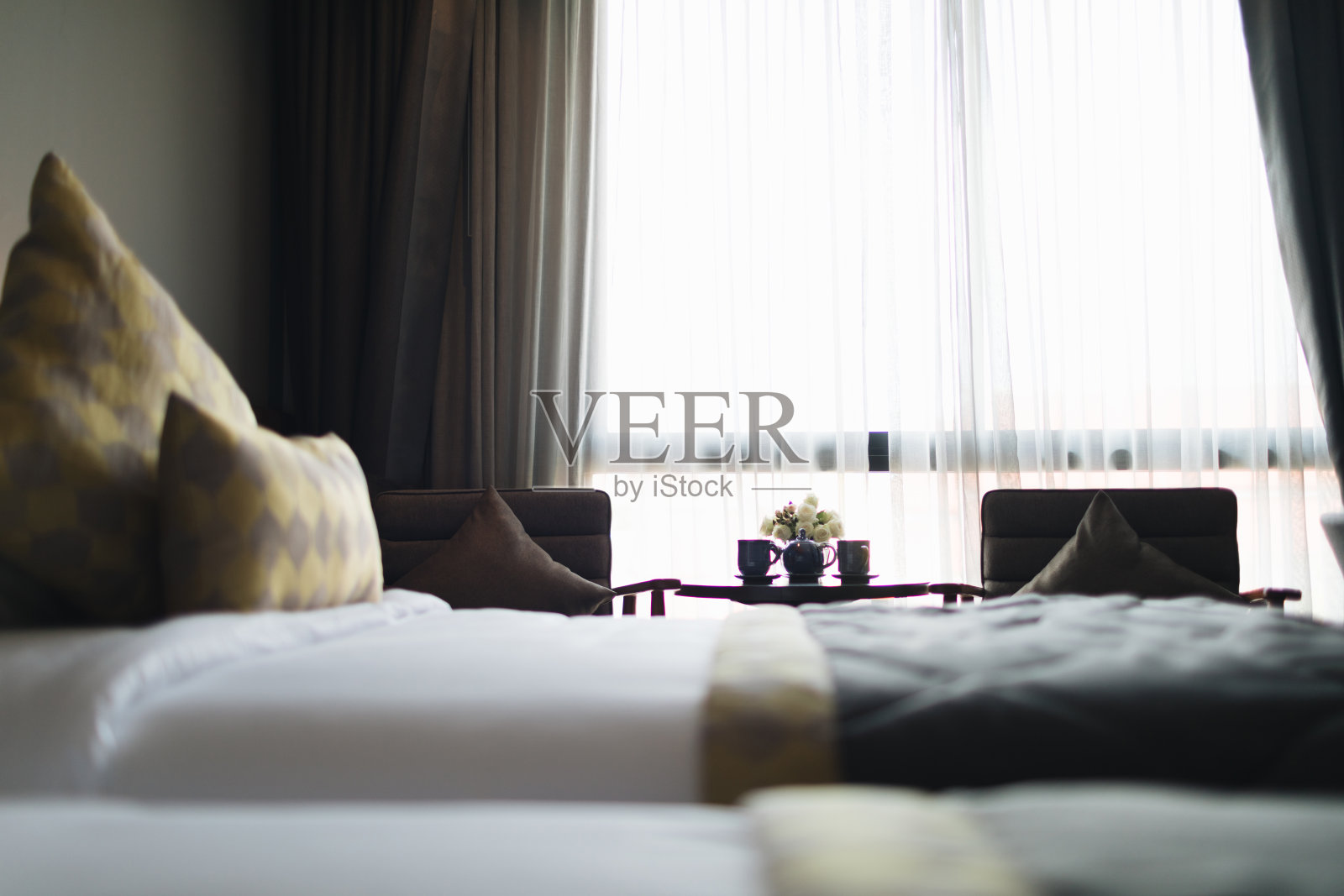 黑色和灰色的现代卧室内饰照片摄影图片