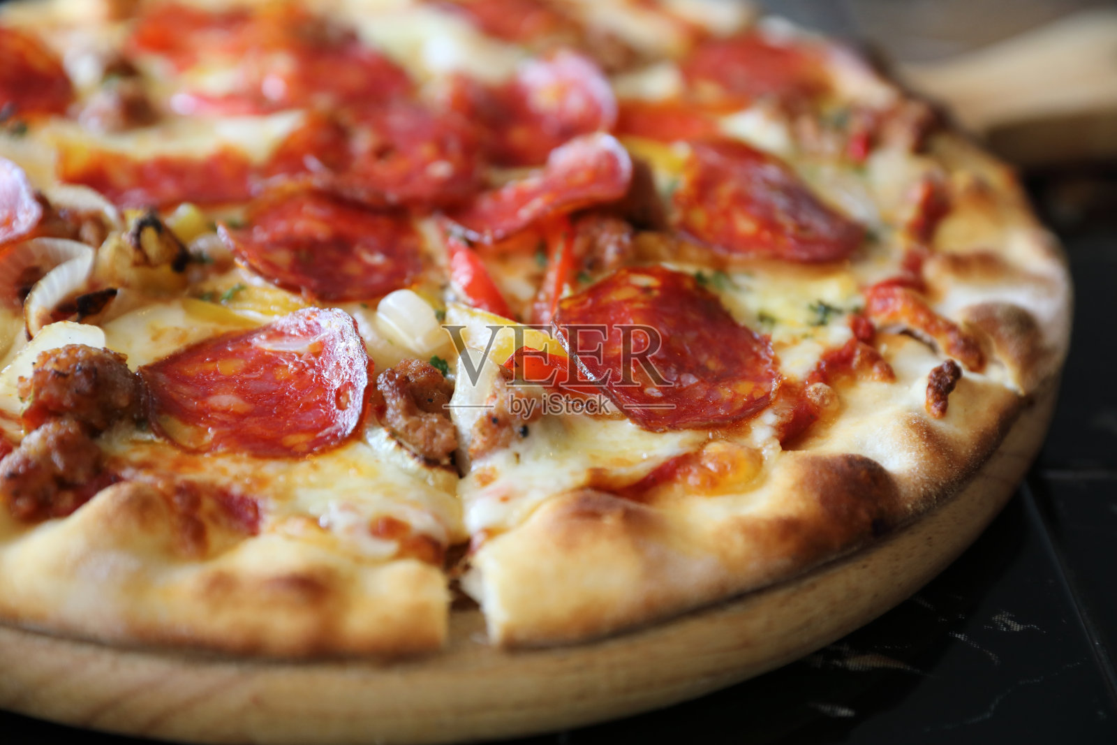 意大利辣香肠披萨特写照片摄影图片