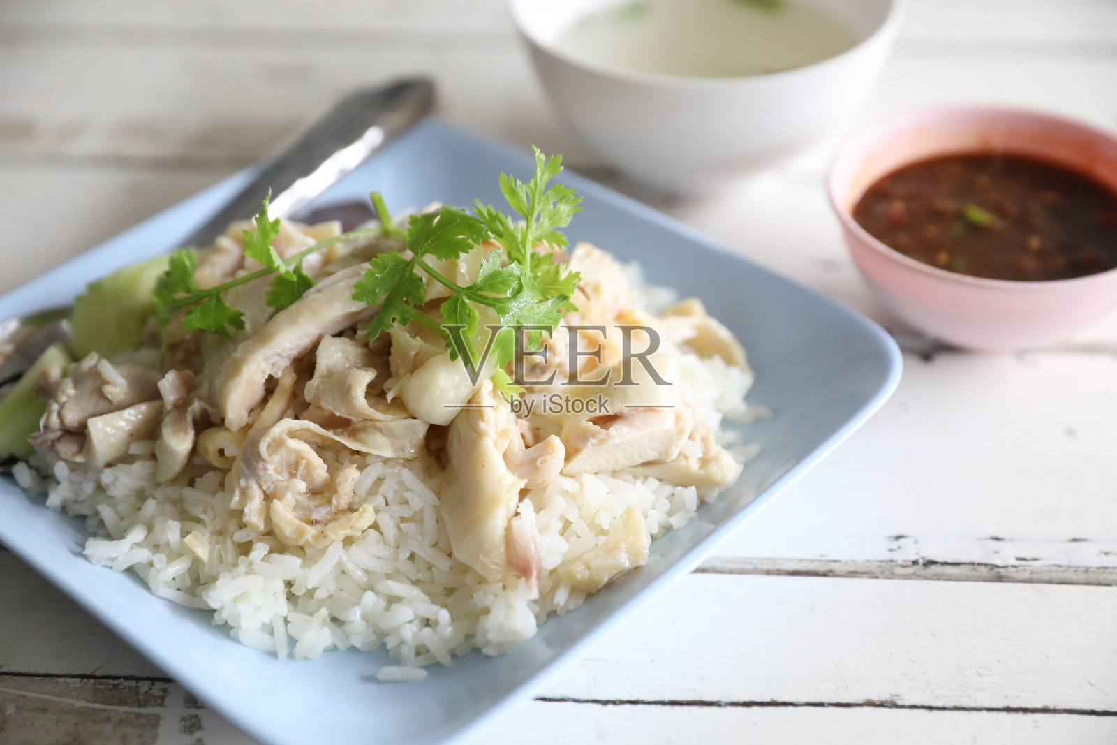 泰式美食：木质背景的鸡肉饭照片摄影图片