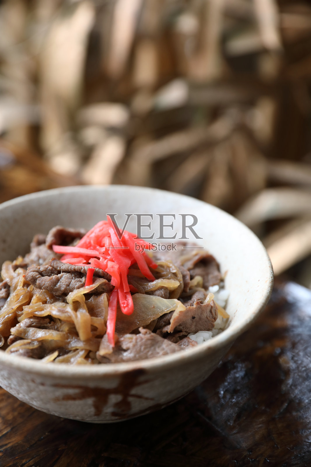 Gyudon日本牛肉饭在近距离的日本当地食物照片摄影图片