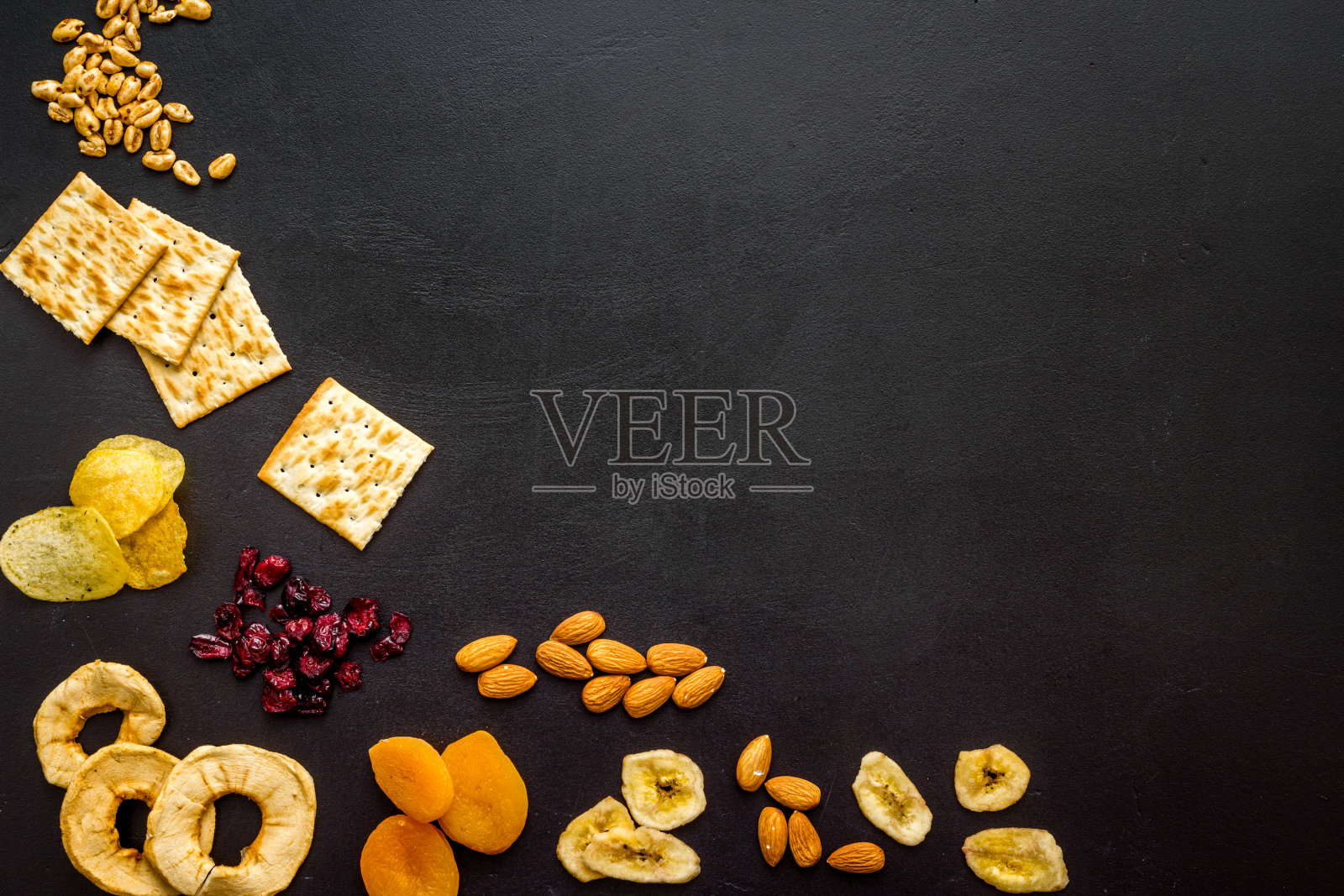 头顶上有健康的零食——坚果、干果和饼干照片摄影图片