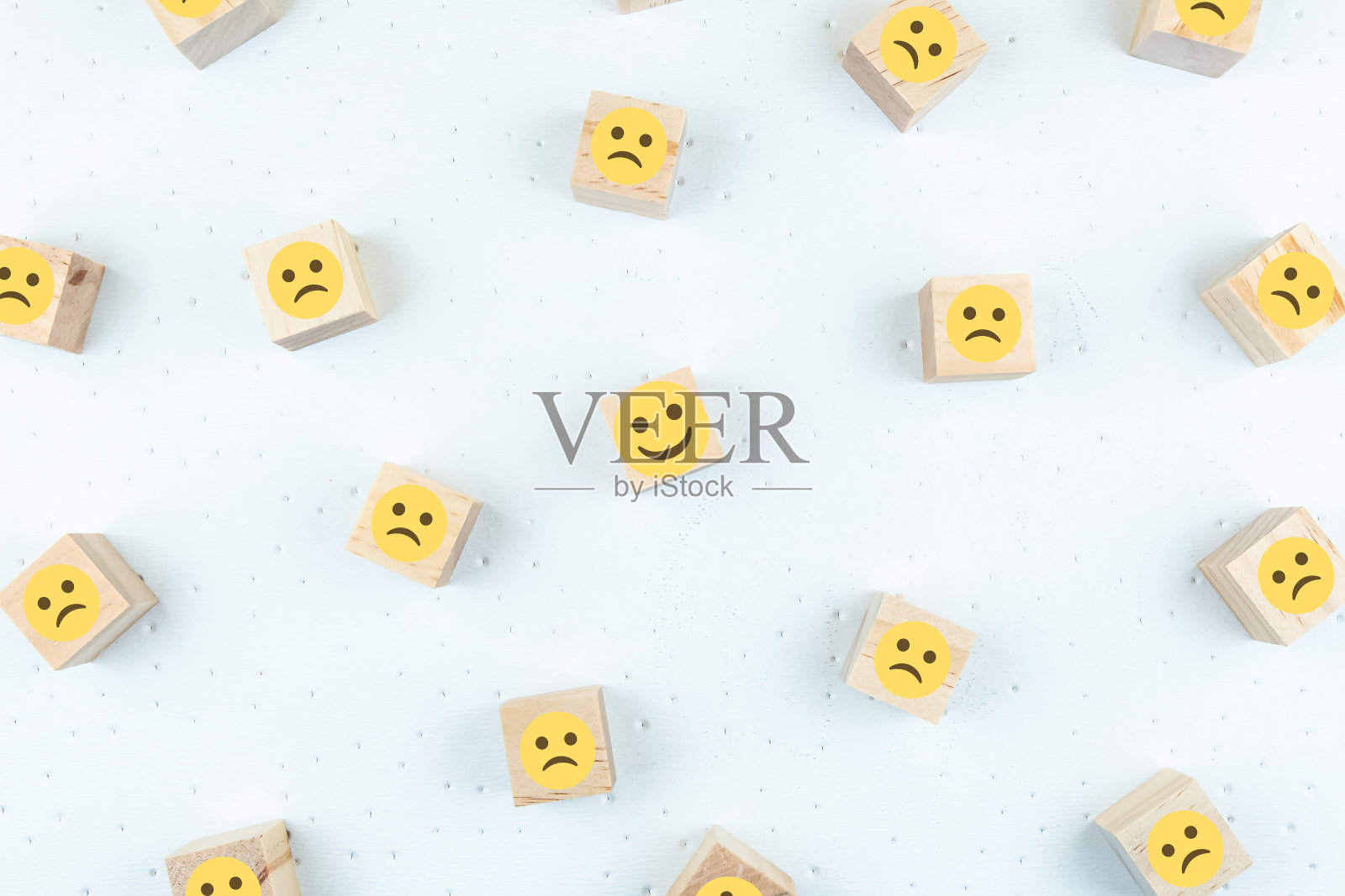 木块上的快乐和悲伤符号照片摄影图片