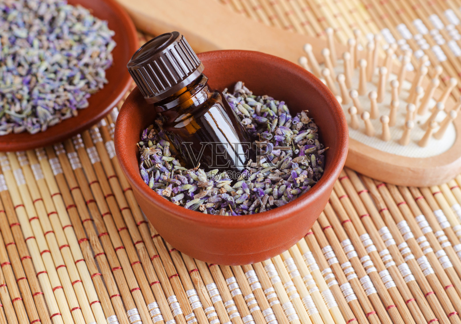 小瓶薰衣草精油(提取液，酊剂，冲剂，香水)。芳香疗法，水疗和草药成分。照片摄影图片