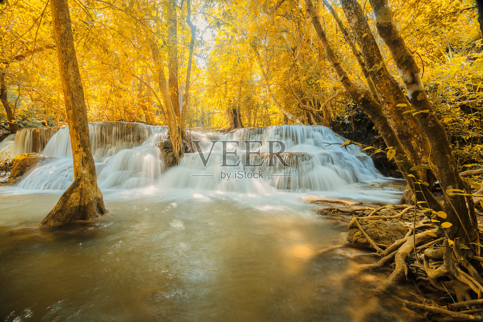 泰国北碧府的怀美卡敏瀑布，美丽的大自然中的瀑布照片摄影图片