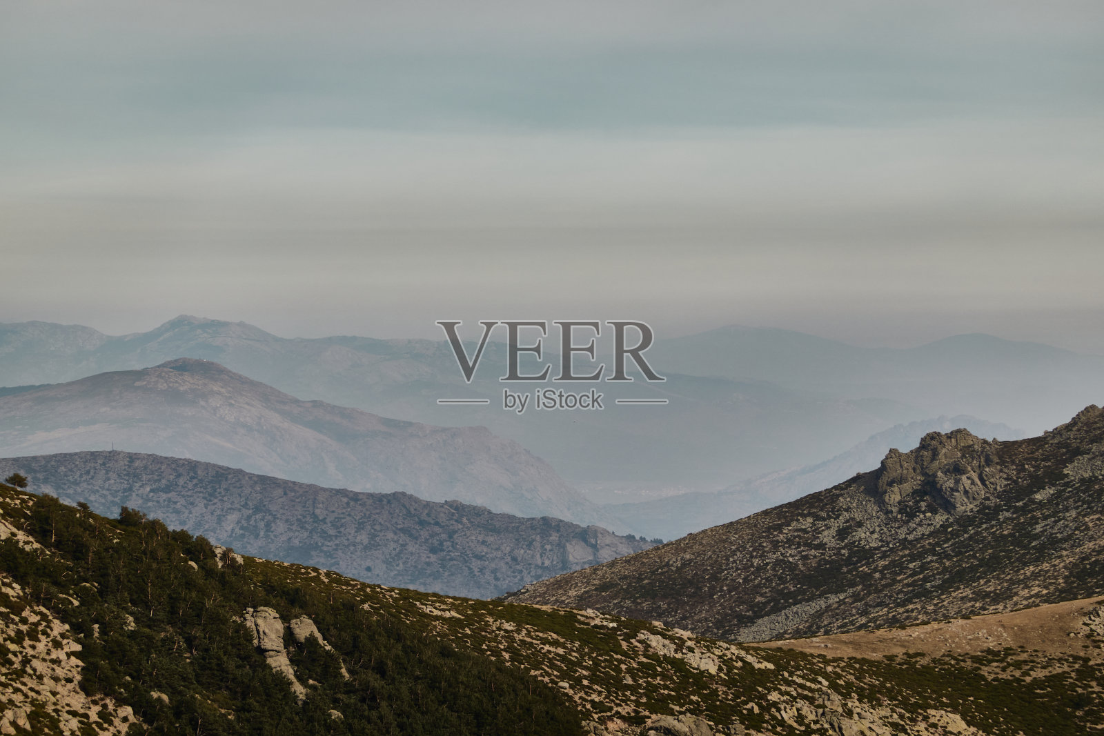 从库尔达·拉尔加路径可以看到瓜达拉玛山脉国家公园的全景。马德里的社区。西班牙照片摄影图片