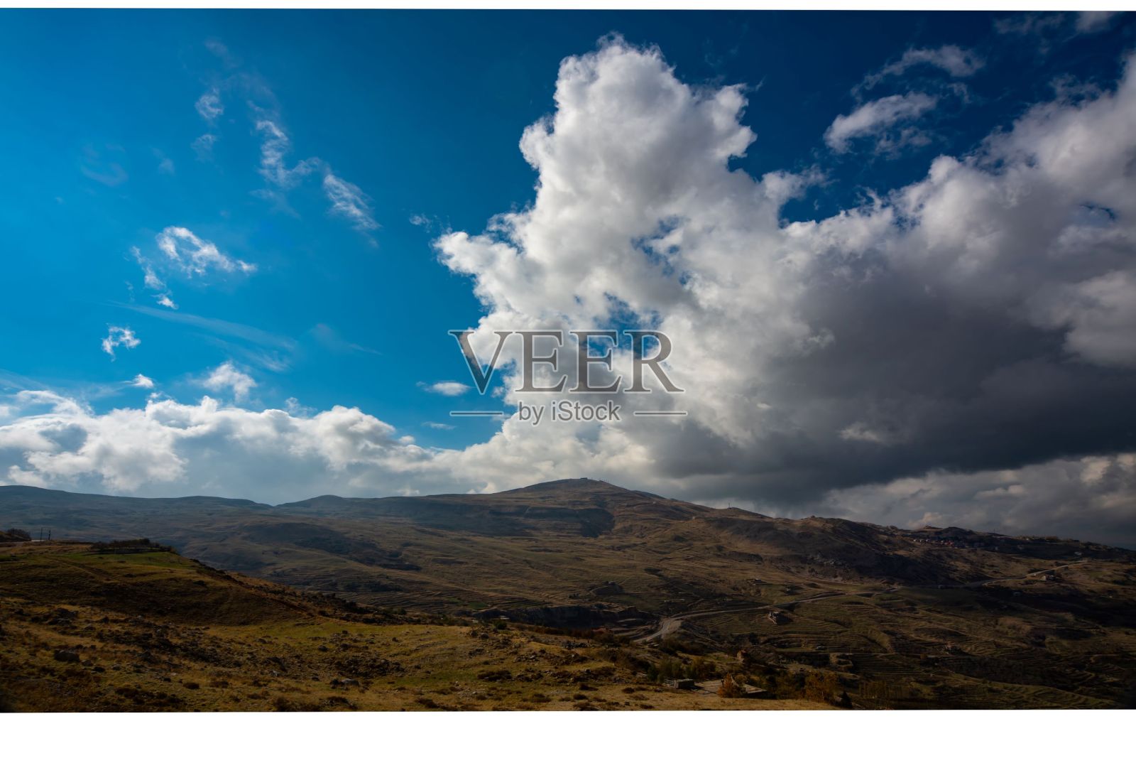 山脉中的云彩天空照片摄影图片