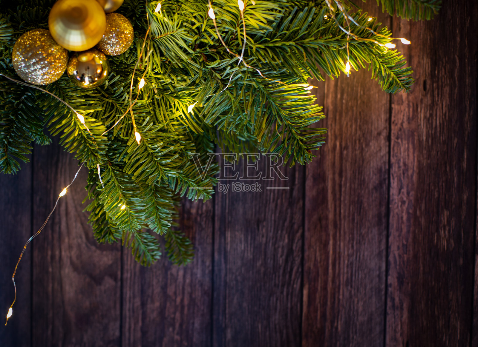 冷杉树枝上的圣诞装饰品照片摄影图片