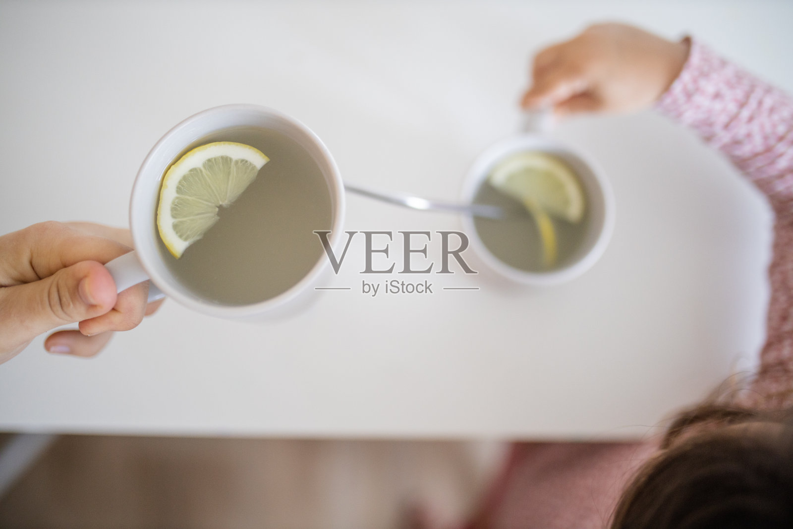 手里拿着一杯柠檬茶里面有一片柠檬照片摄影图片