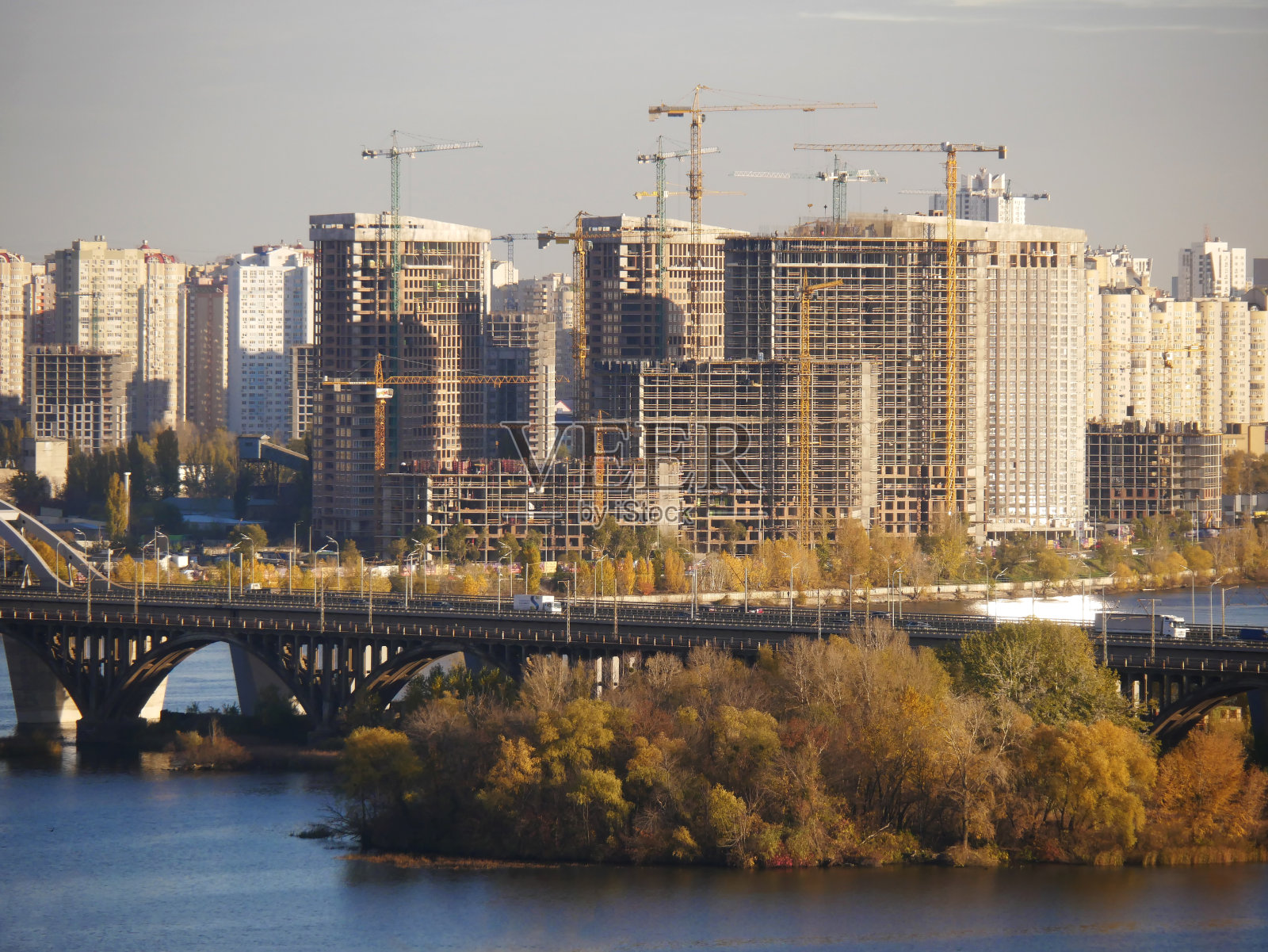 秋色中的自然和城市。照片摄影图片