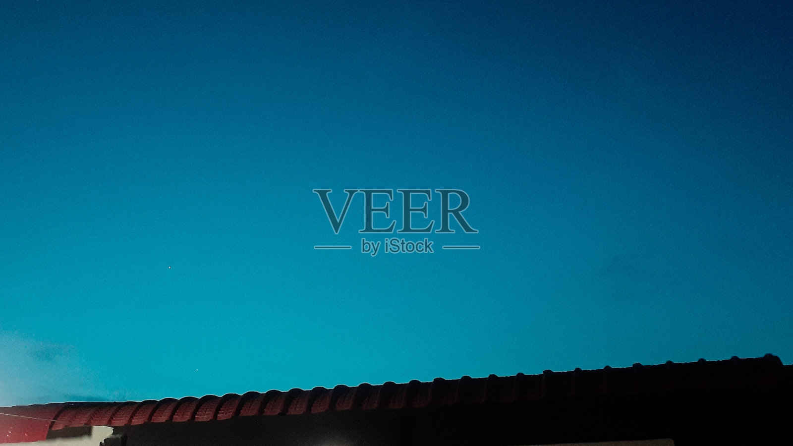 晴朗的蓝天在下午照片摄影图片