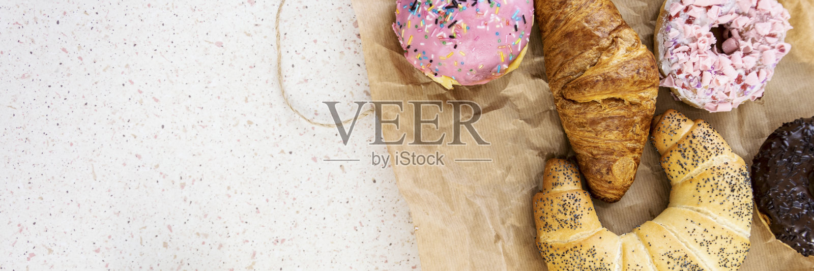 桌上放着烤过的糖果照片摄影图片