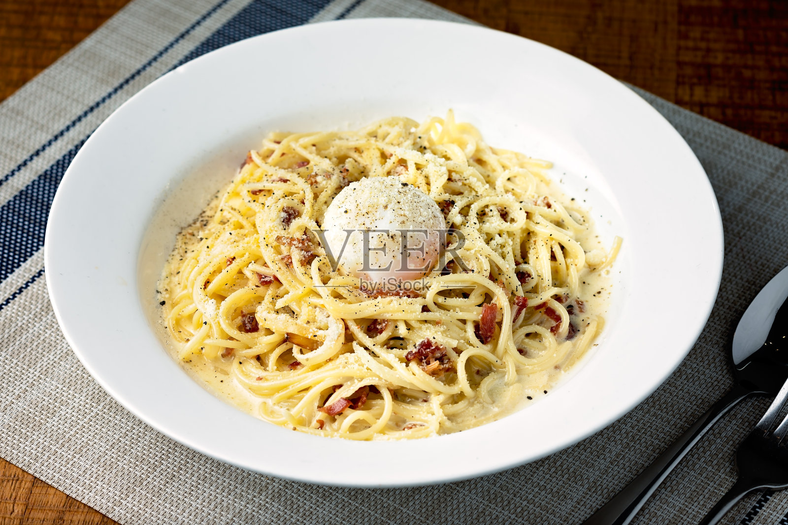 培根意大利面加奶油酱和荷包蛋照片摄影图片