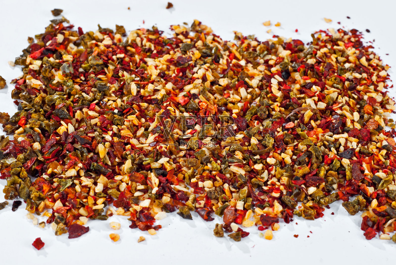 不同香料的混合。纹理与色彩缤纷的香料和调味品在白色的背景。照片摄影图片