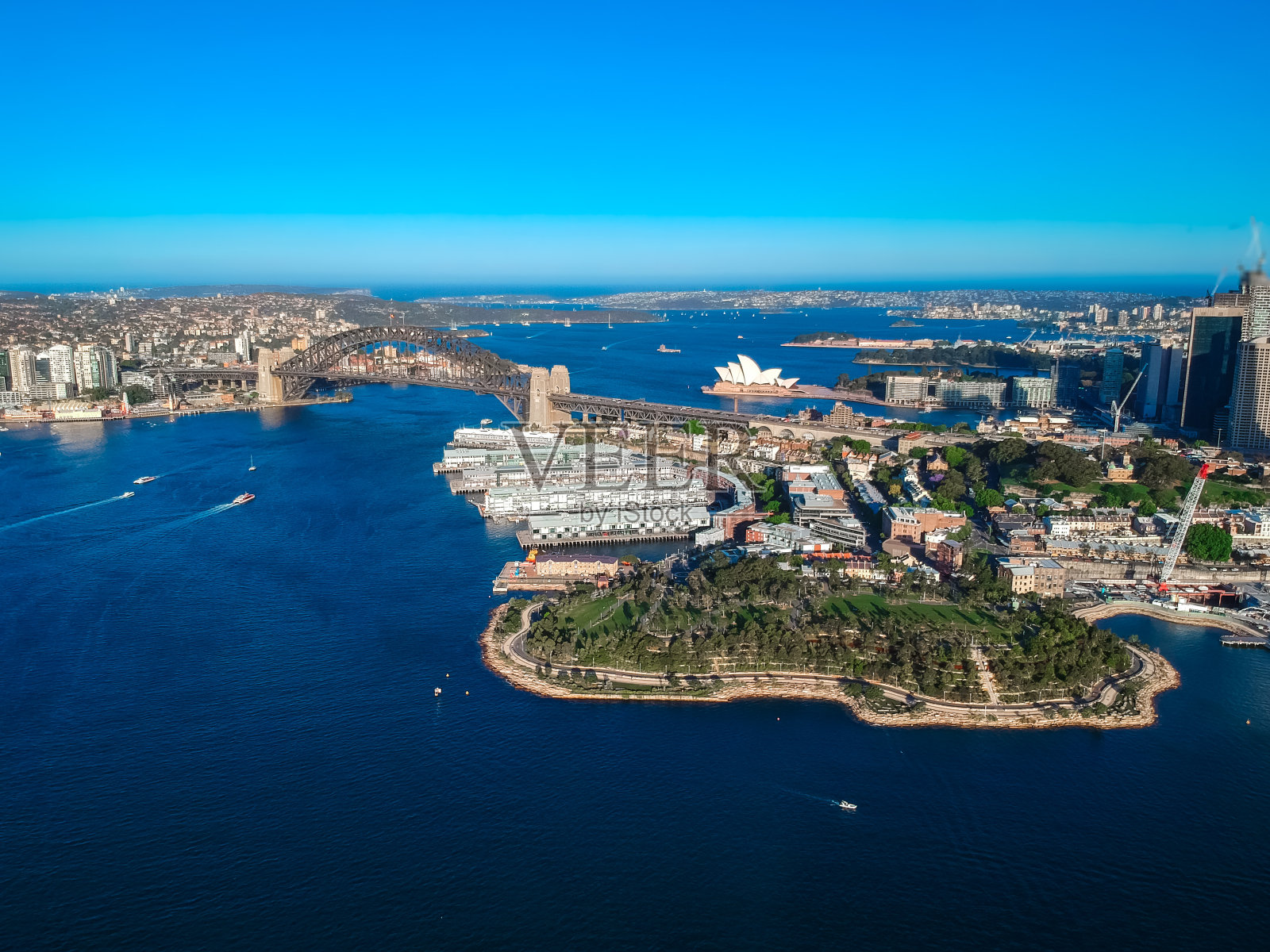 鸟瞰悉尼港，大桥，中央商务区，北悉尼，巴兰加鲁，薰衣草湾和船只的视野照片摄影图片