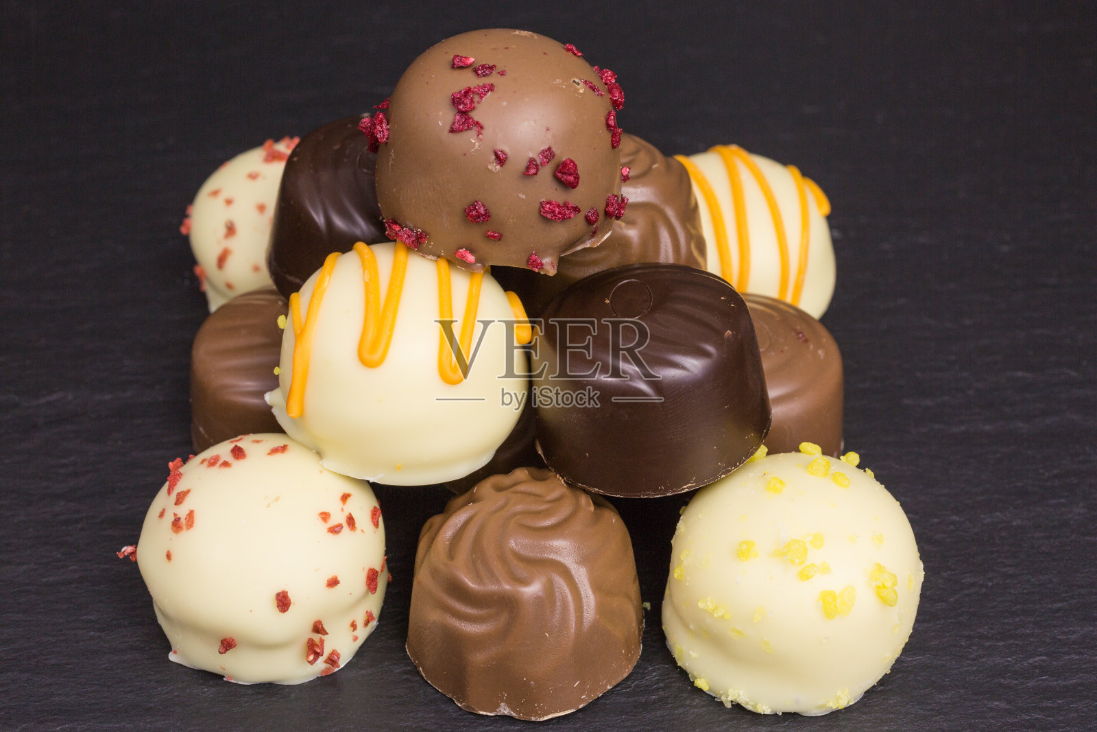 一堆松露巧克力照片摄影图片