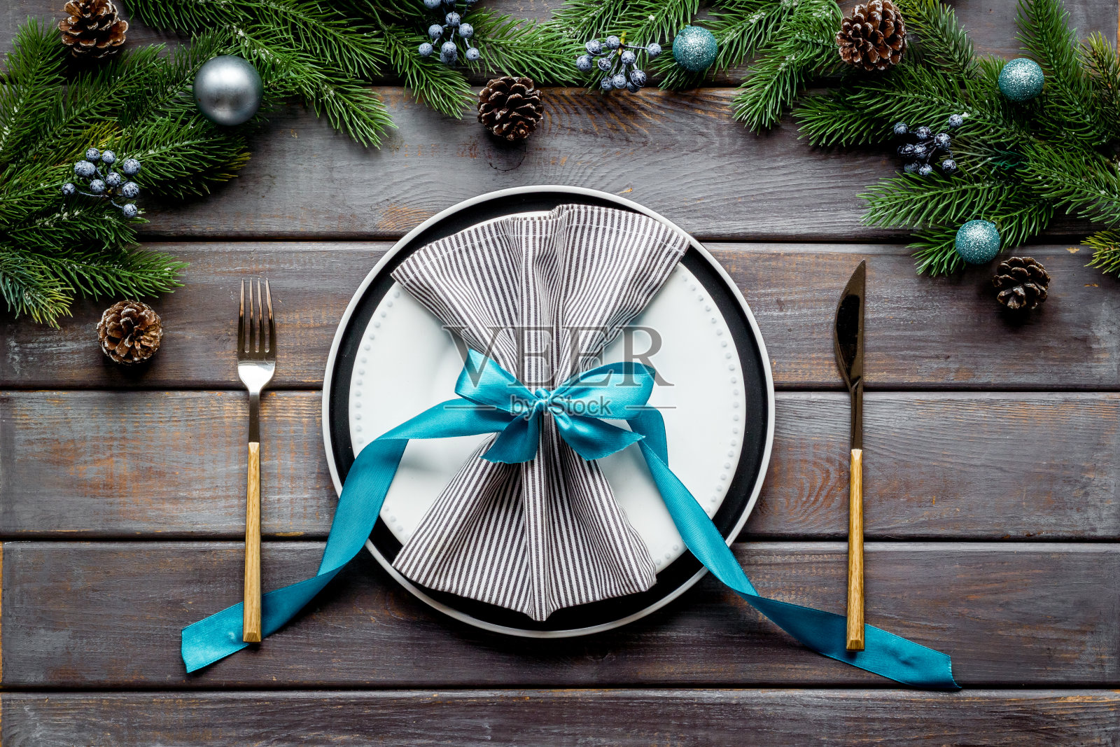 俯视图的圣诞餐桌位置设置与空盘子和节日装饰照片摄影图片