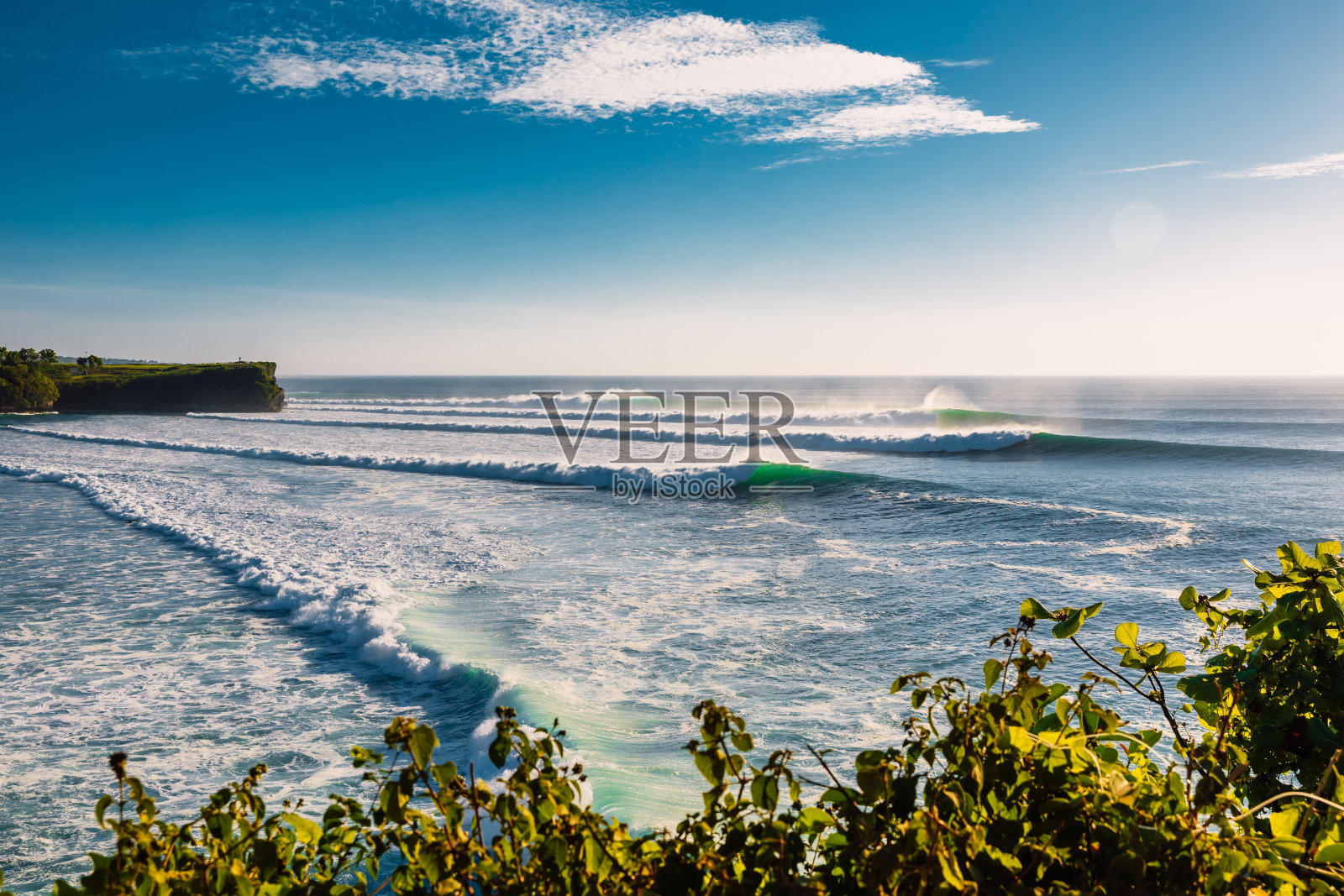 大海里又大又长的波浪。完美的冲浪海浪照片摄影图片