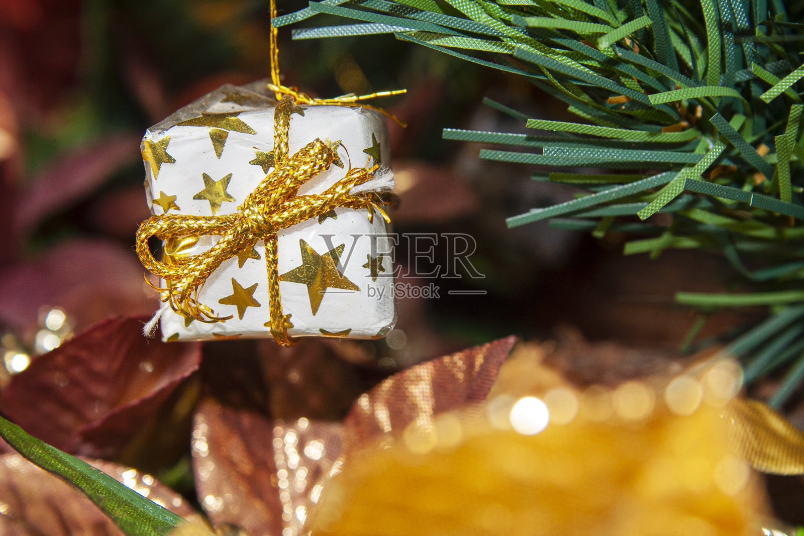 圣诞树上的圣诞元素照片摄影图片