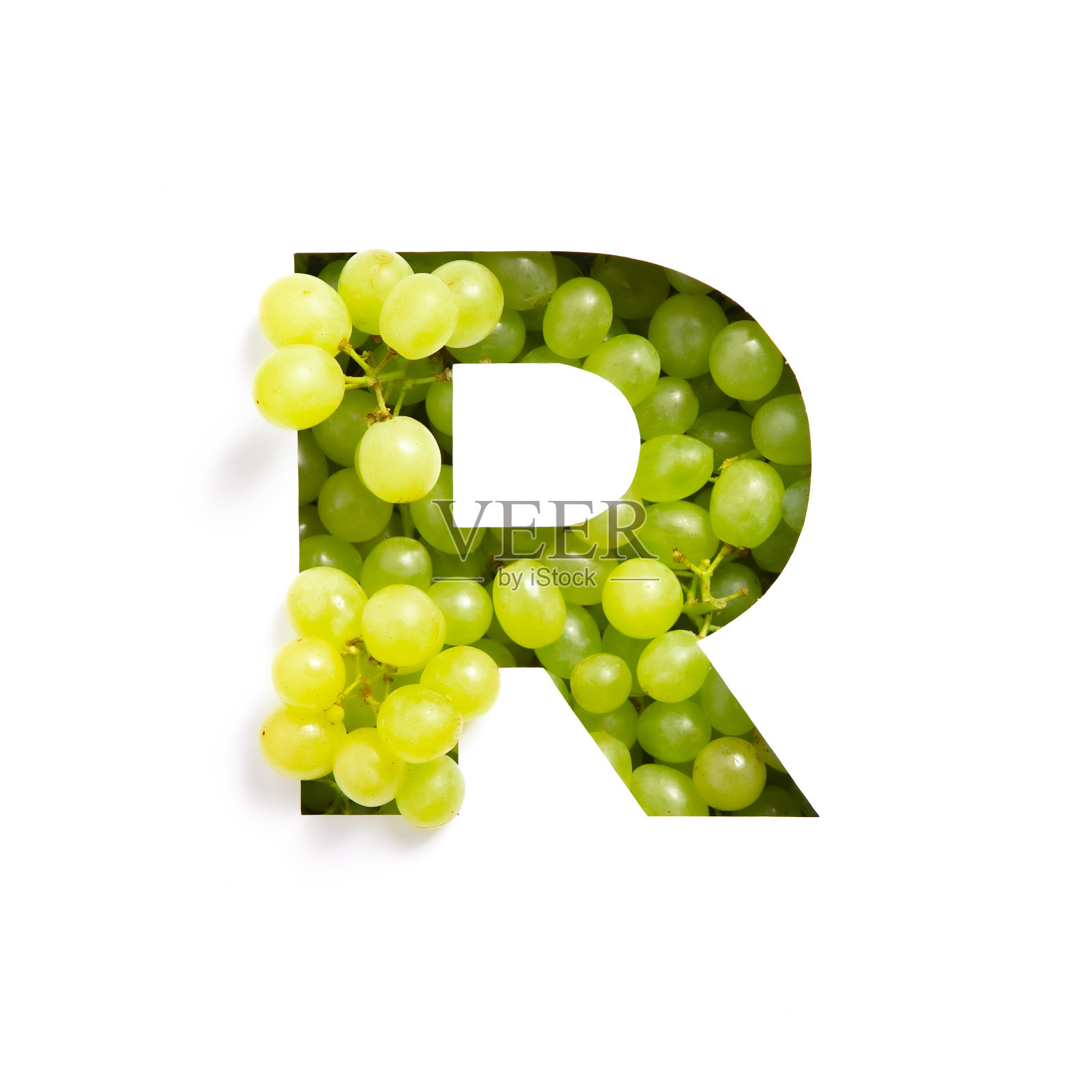 英文字母R的绿色葡萄和剪纸孤立在白色。新鲜浆果的喜庆字体照片摄影图片