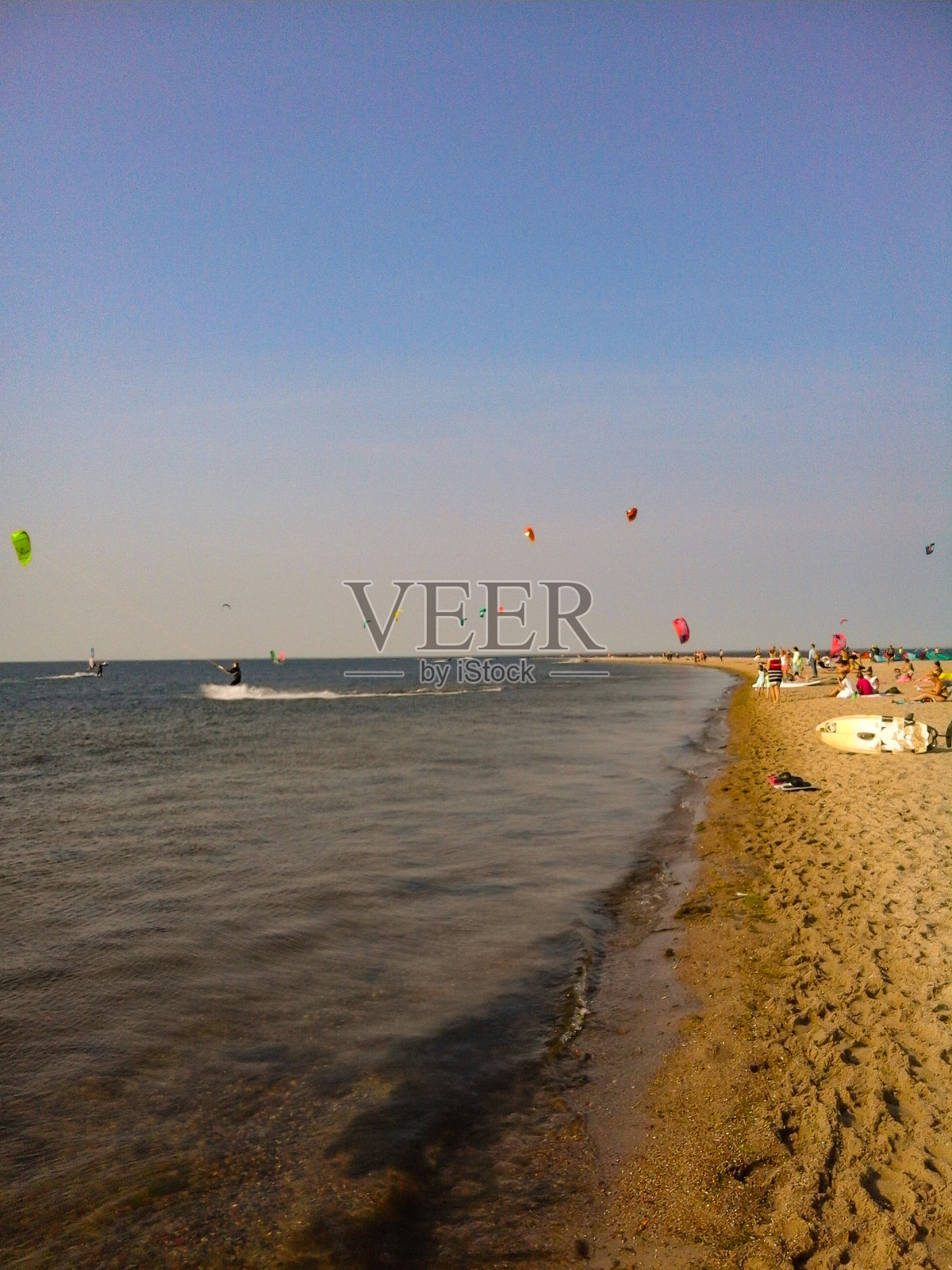 滑翔伞在蓝天上飞行。照片摄影图片