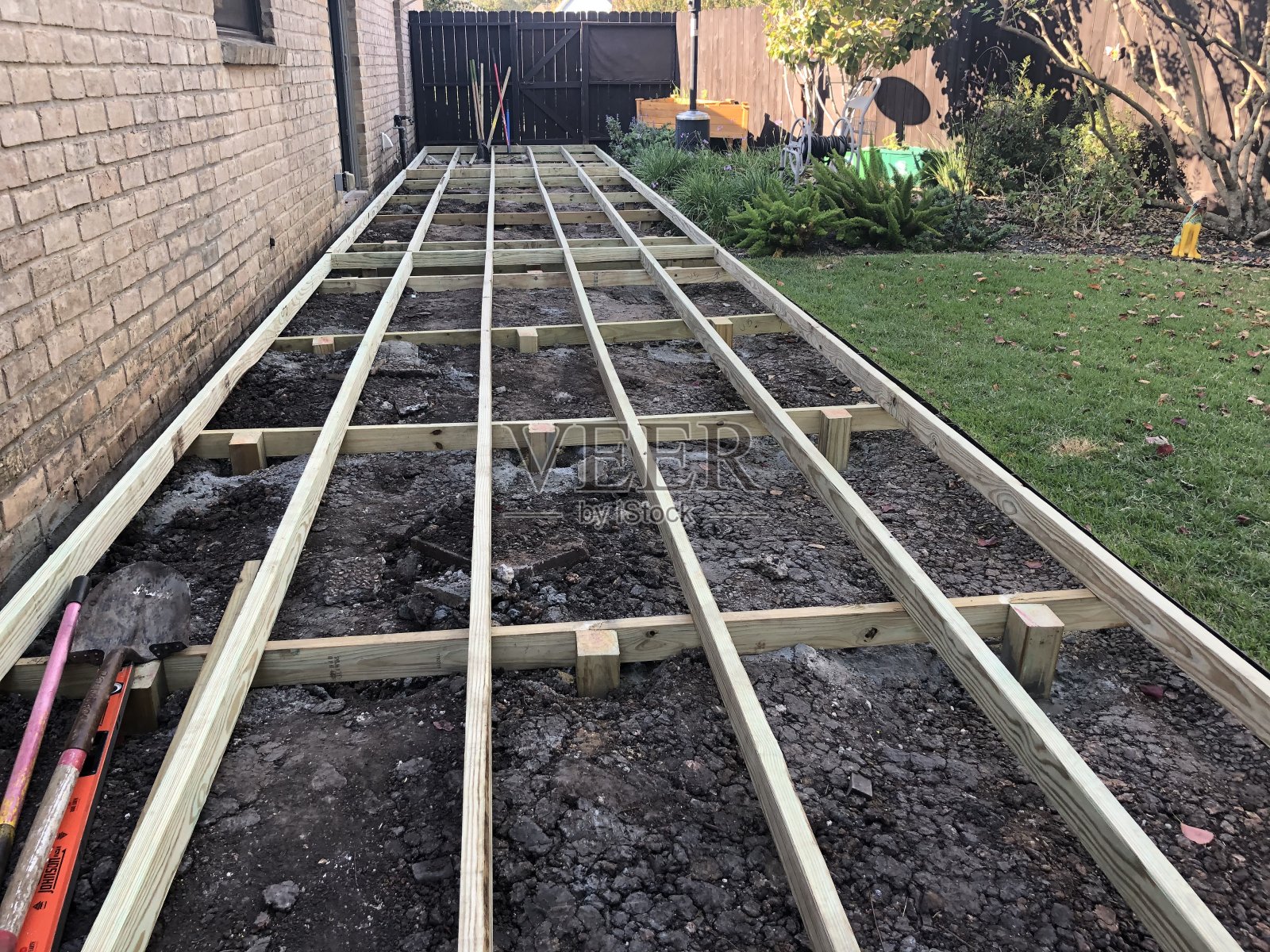 在房子的侧面建造木甲板照片摄影图片