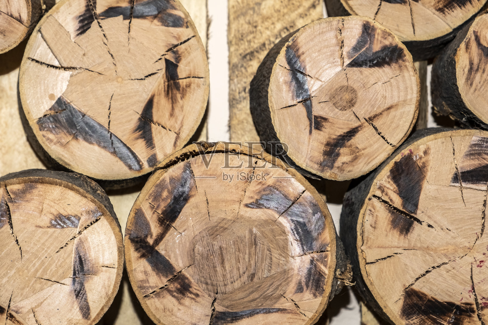 原木放在木盒子里，柴火。由原木制成的室内装饰。照片摄影图片