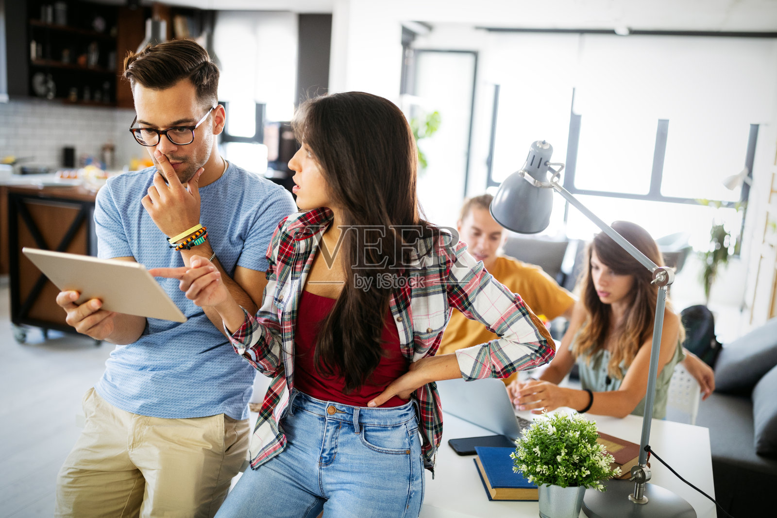 一群朋友，学生在会议上讨论头脑风暴。技术、团队合作的概念照片摄影图片