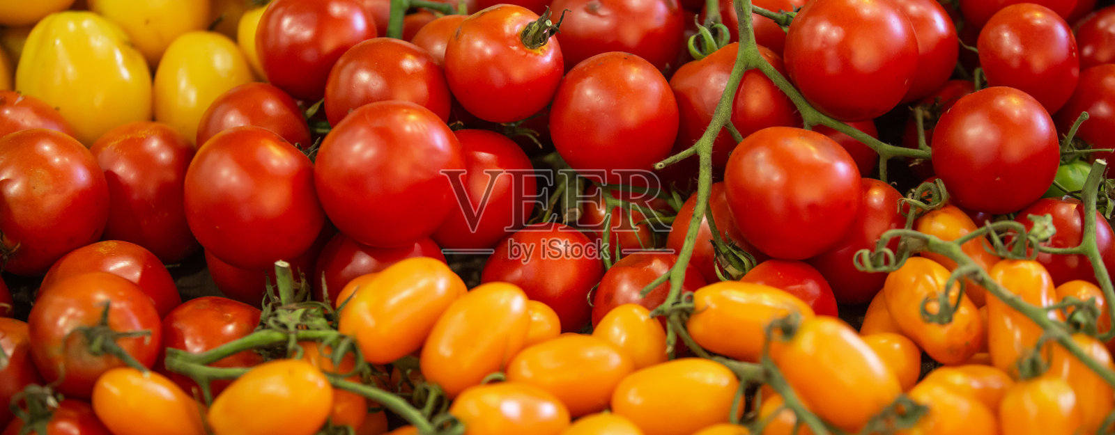 特写一种新鲜西红柿的市场，食物和蔬菜的概念照片摄影图片