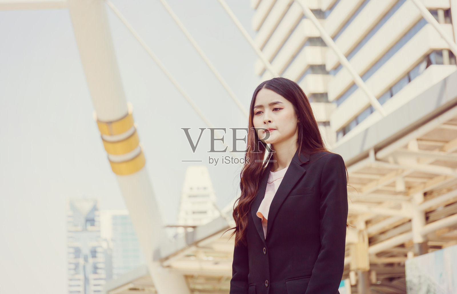 肖像年轻美丽的休闲商务妇女在户外城市的背景照片摄影图片