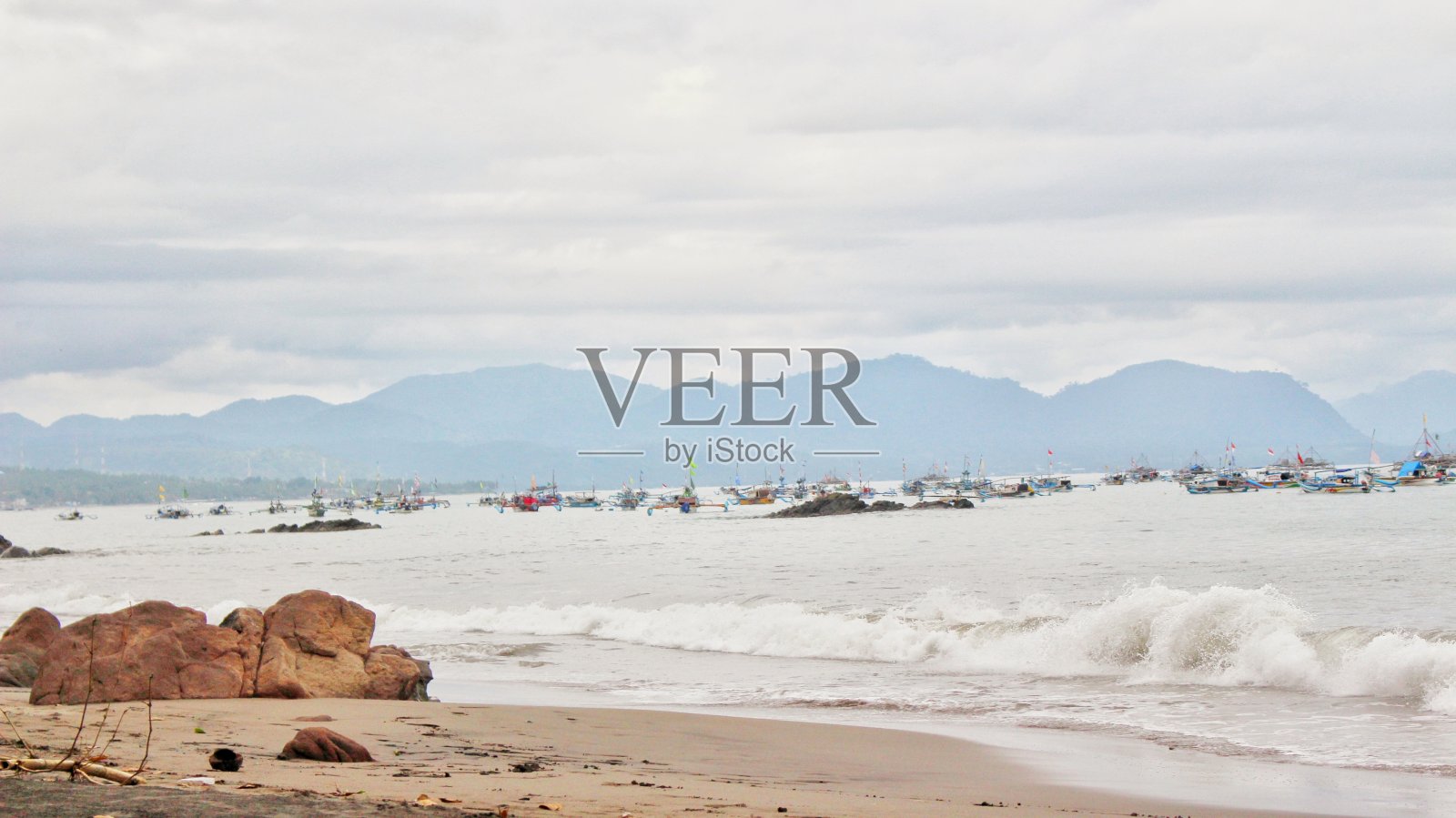 美丽的海滩和山丘照片摄影图片