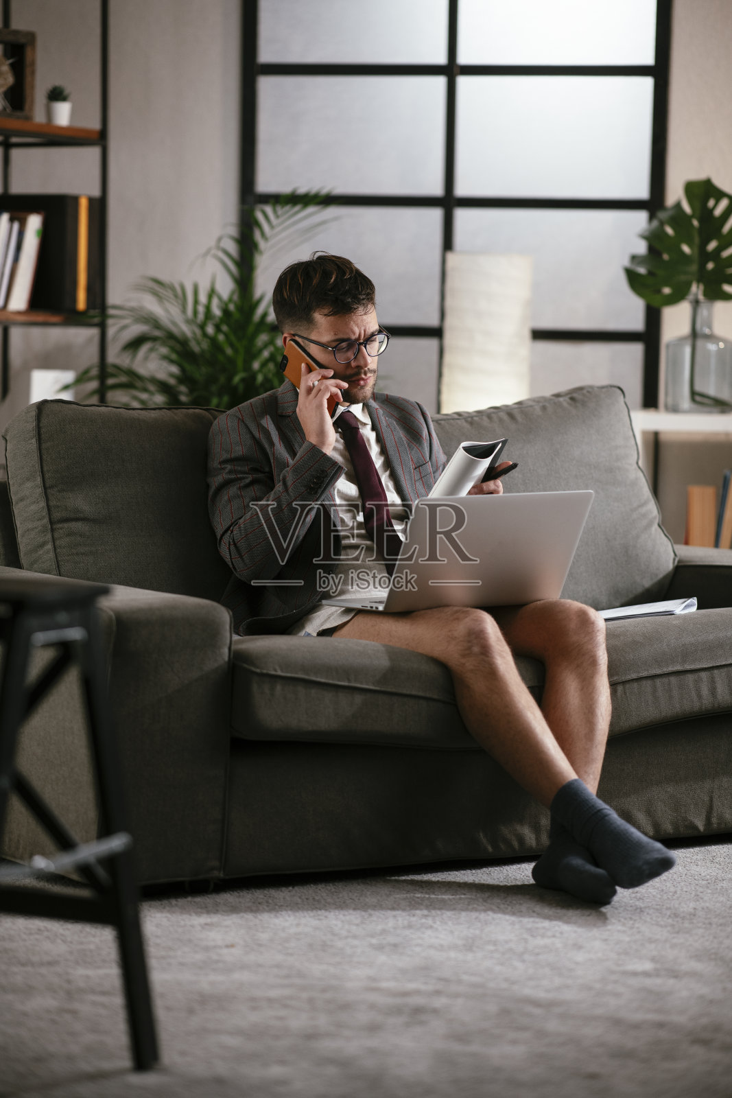 一个年轻人在用笔记本电脑进行视频通话。照片摄影图片