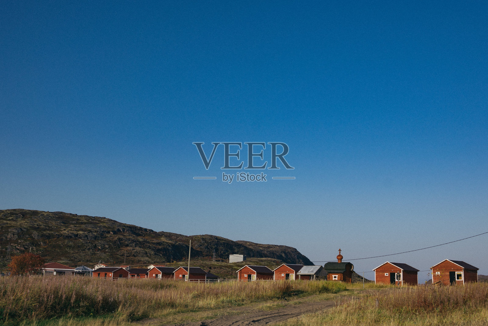 废弃的村庄里古老的乡村木屋，秋日阳光明媚。照片摄影图片