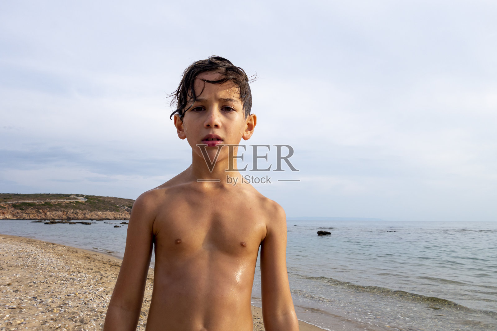 海滩上的快乐男孩照片摄影图片