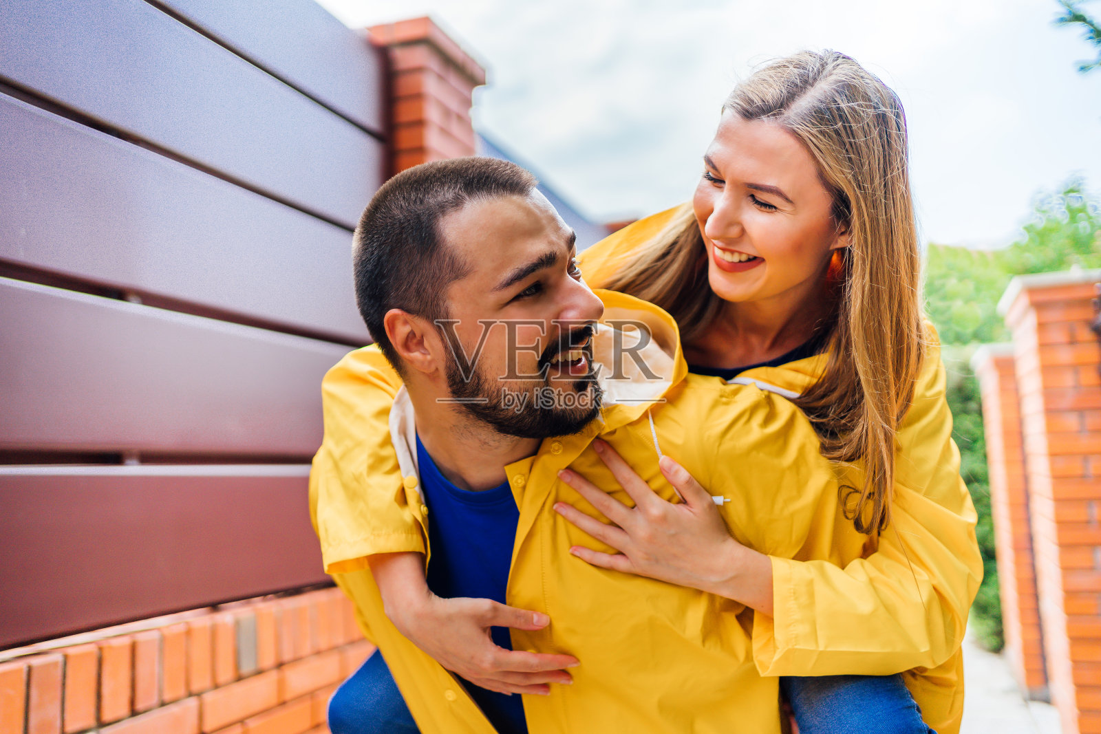 这对爱侣在雨天照片摄影图片