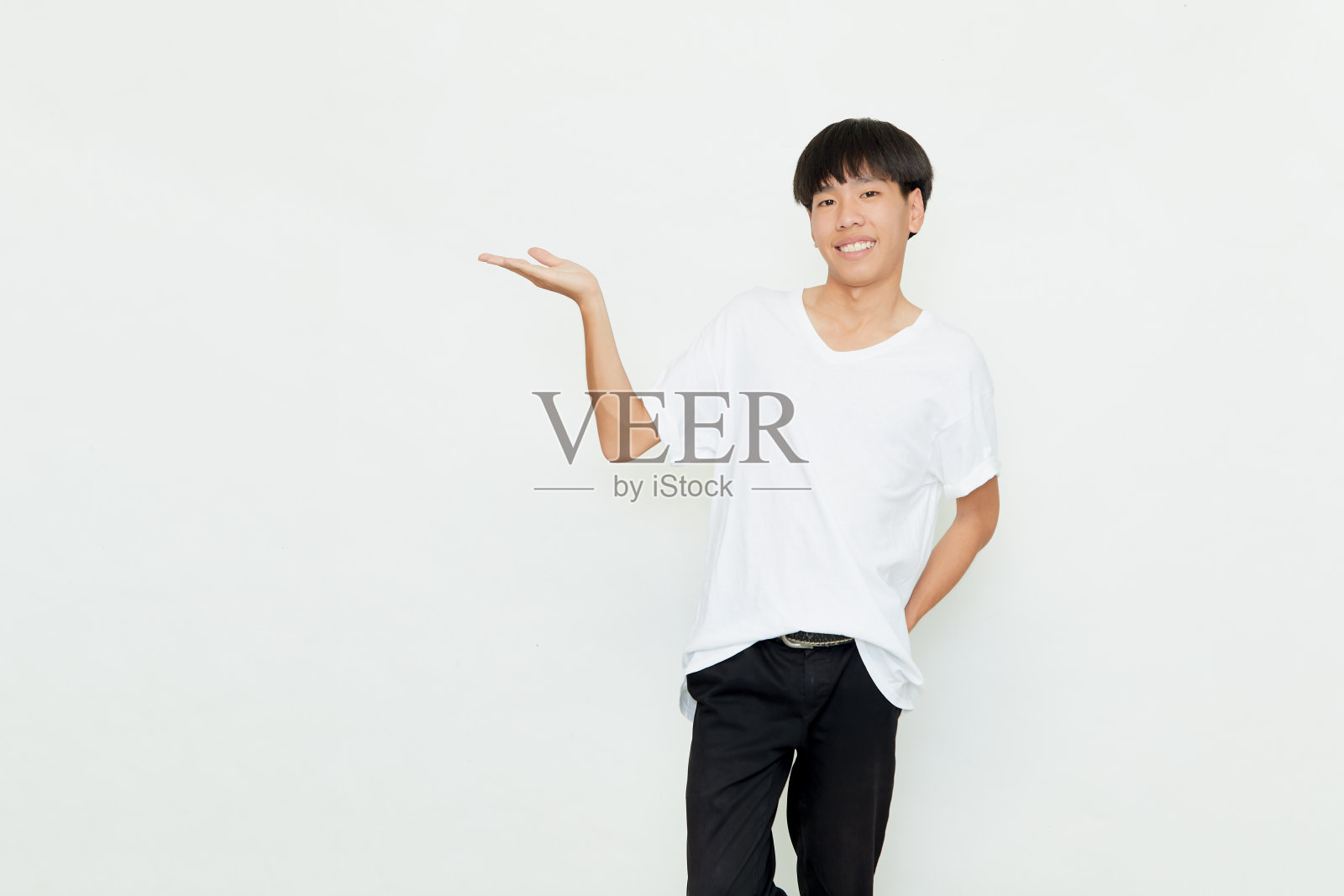 肖像迷人的年轻亚洲男子做开放的手孤立在白色的背景照片摄影图片