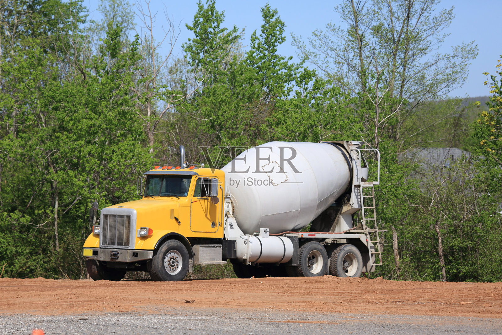 工地上的水泥车照片摄影图片
