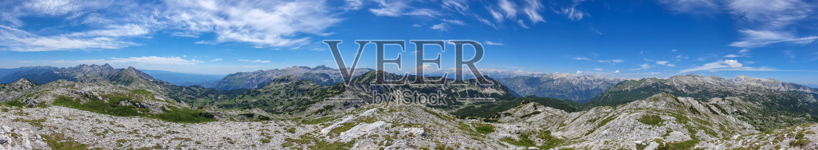 蓝天下的山顶全景照片摄影图片