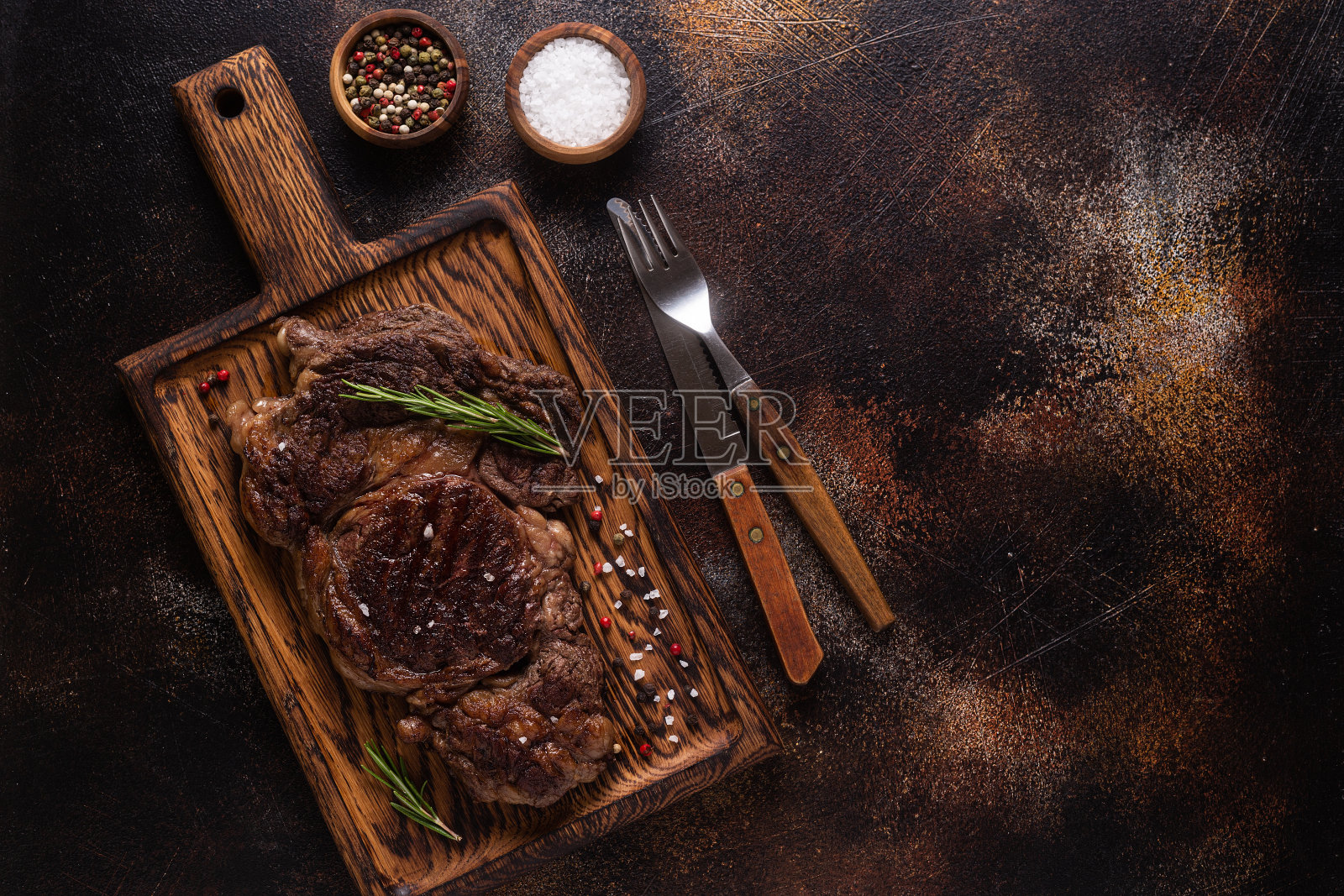 烤牛排加香料在木板上照片摄影图片