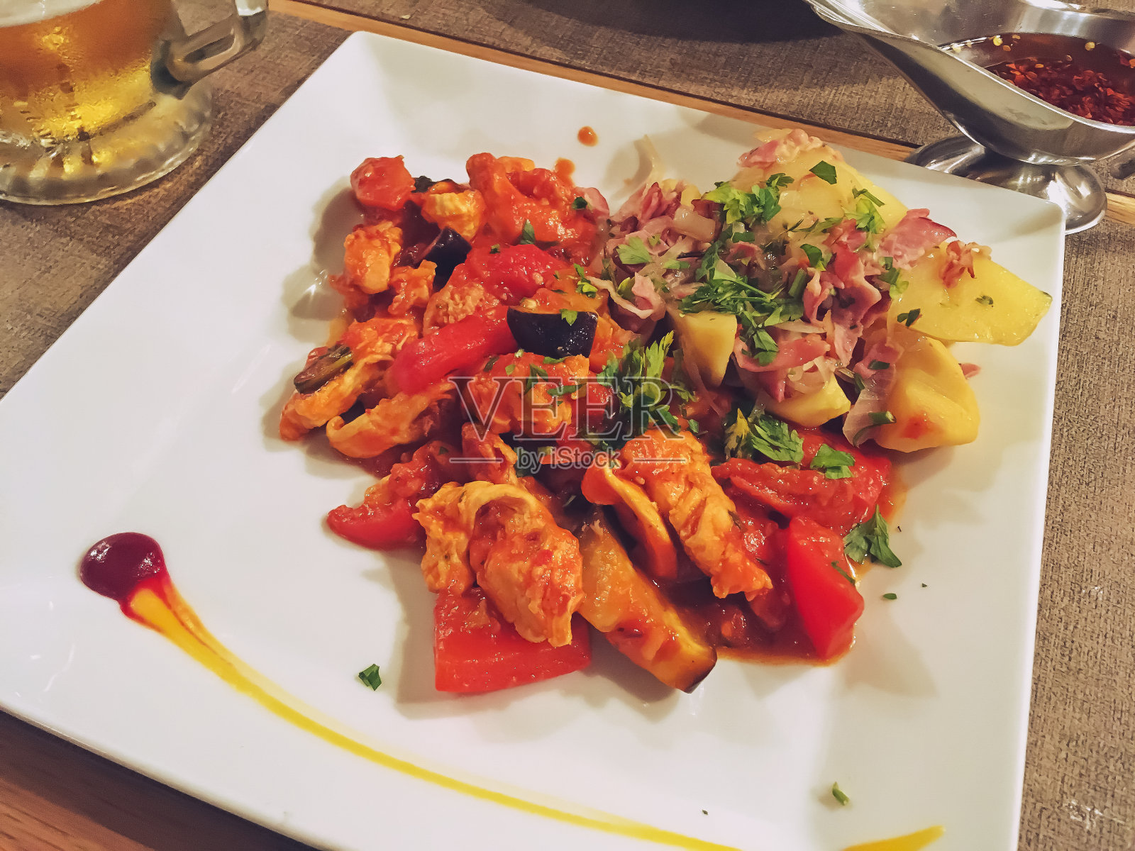 意大利餐馆里的鸡肉和蔬菜。照片摄影图片