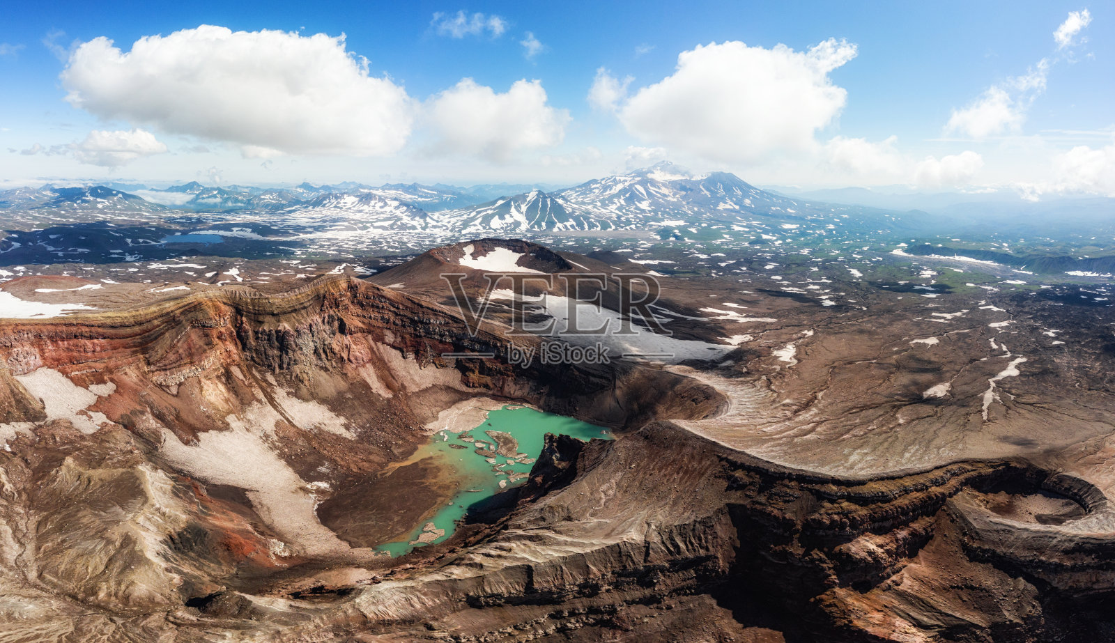 戈里火山口湖和令人印象深刻的冰川与穆特诺夫斯基火山在背景照片摄影图片